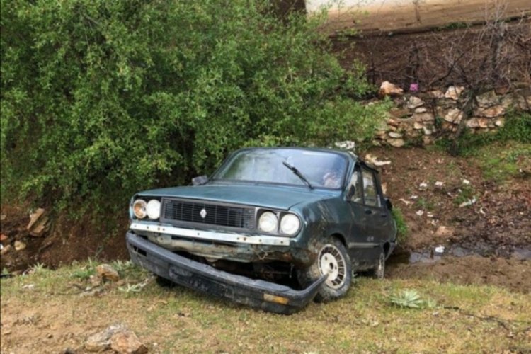 Otomobil şarampole yuvarlandı