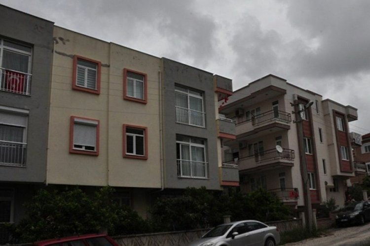 3. kattan d&uuml;şen &ccedil;ocuk portakal ağacına takılarak kurtuldu