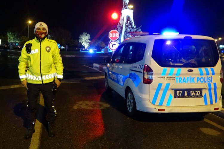 Antalya'da vatandaşlar kısıtlama sonrası sokağa d&ouml;k&uuml;ld&uuml;