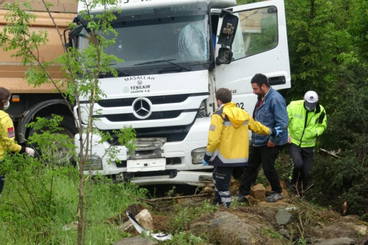S&uuml;r&uuml;c&uuml;n&uuml;n kontrol&uuml;n&uuml; kaybettiği kamyon yeşil alana girdi