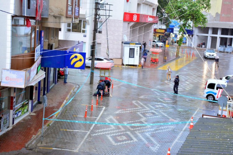 Belediye binası &ouml;n&uuml;ndeki ş&uuml;pheli &ccedil;anta korkuttu