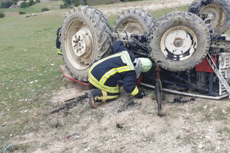 Devrilen trakt&ouml;r&uuml;n altında kalan s&uuml;r&uuml;c&uuml; yaralandı