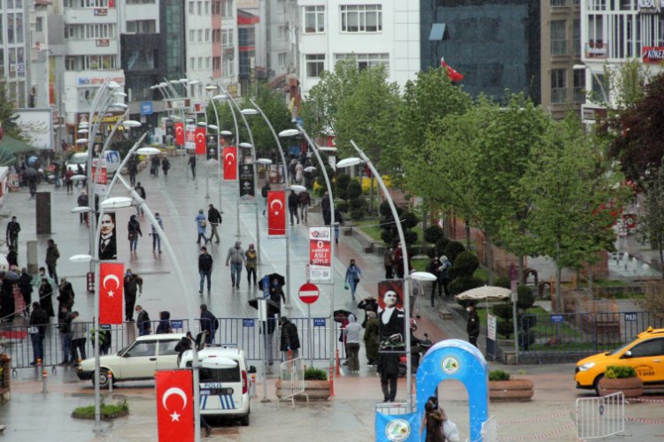 Bolu'nun en işlek caddesi yaya trafiğine a&ccedil;ıldı