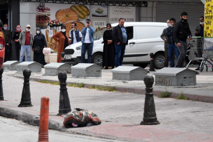 Ş&uuml;pheli &ccedil;antayı izleyebilmek i&ccedil;in sosyal mesafeyi unuttular