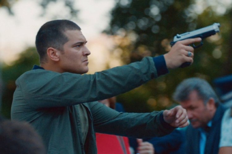 İ&ccedil;erde ekrana d&ouml;n&uuml;yor