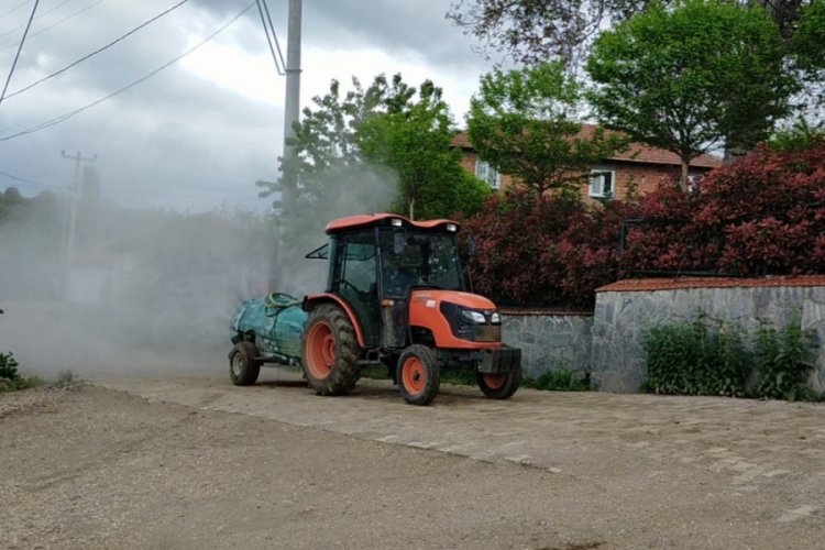 Bursa'da kendi imkanlarıyla mahallesini dezenfekte ediyor