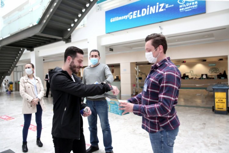 Bursa Nil&uuml;fer'de &uuml;retilen maskeler vatandaşa dağıtılıyor