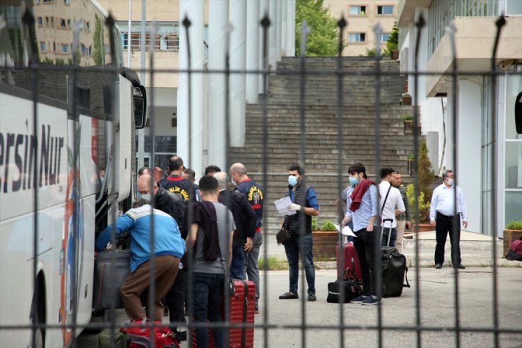 Mersin'de karantina s&uuml;resi dolan 167 kişi evlerine uğurlandı
