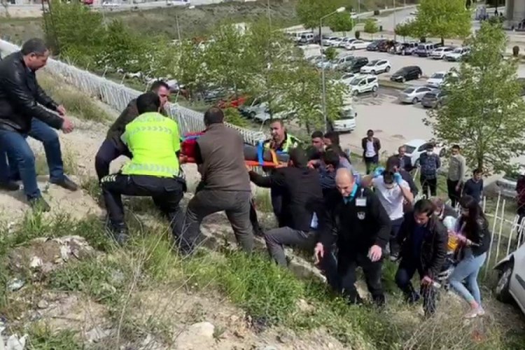&Ouml;nce yayalara, sonra demir korkuluklara &ccedil;arptı