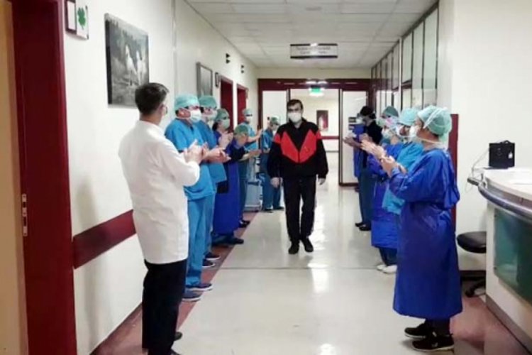 Koronavir&uuml;s&uuml; 21 g&uuml;nde yenen taksici taburcu oldu