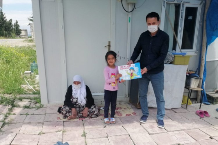 Adıyaman'da evde kalan &ccedil;ocuklara kitap dağıtıldı