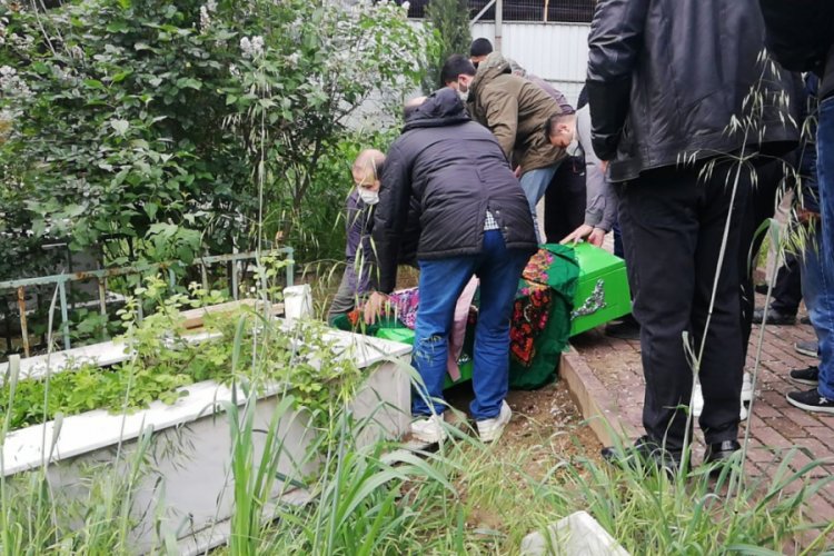 Bursa'da balkonda oynarken dengesini kaybetmişti, minik &Ouml;yk&uuml; son yolculuğuna uğurlandı