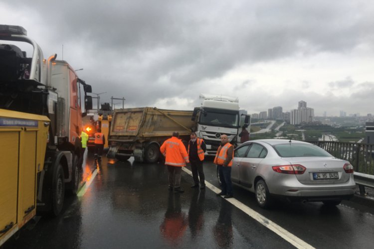 Kaza yapan hafriyat kamyonu trafiği fel&ccedil; etti