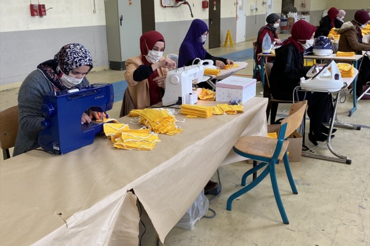 Fransa'daki T&uuml;rkler maske &uuml;retiyor
