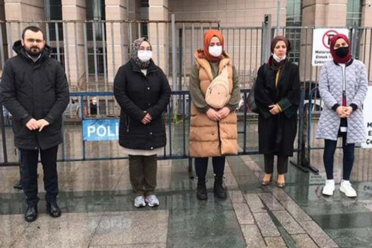 Baş&ouml;rt&uuml;l&uuml; oldukları i&ccedil;in işten &ccedil;ıkarıldıkları iddiasıyla su&ccedil; duyurusunda bulundular