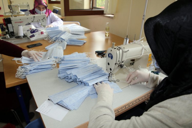 G&ouml;n&uuml;ll&uuml; kadınlar g&uuml;nde 30 bin maske &uuml;retiyor