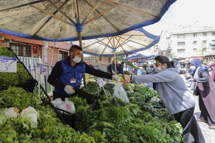 Koronavir&uuml;s&uuml; yendi, pazarda tezgahını kurdu