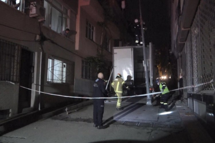 Bursa'da freni boşalan kamyon doğal gaz kutusu, elektrik direği ve ara&ccedil;lara &ccedil;arptı