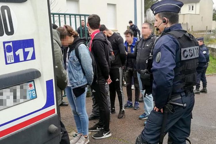 Fransa'da liselilere ters kelep&ccedil;e takanlar i&ccedil;in soruşturma başlatıldı