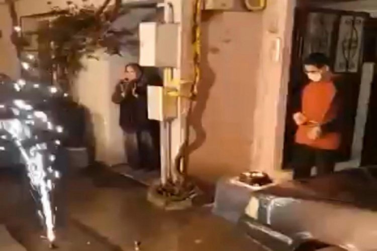 Bursa'da mahalleli 15 g&uuml;n &ouml;nce babasını kaybeden gence doğum g&uuml;n&uuml; s&uuml;rprizi yaptı