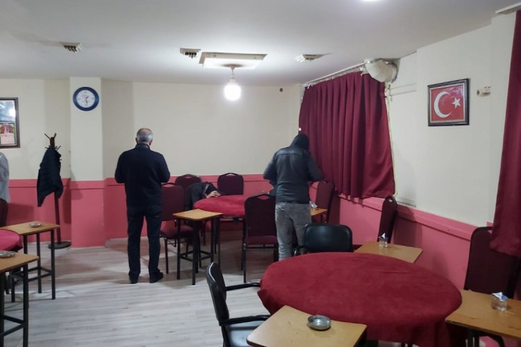 Bursa'da kumar oynarken basıldı karanlıkta saklanmak i&ccedil;in ağaca &ccedil;ıktı