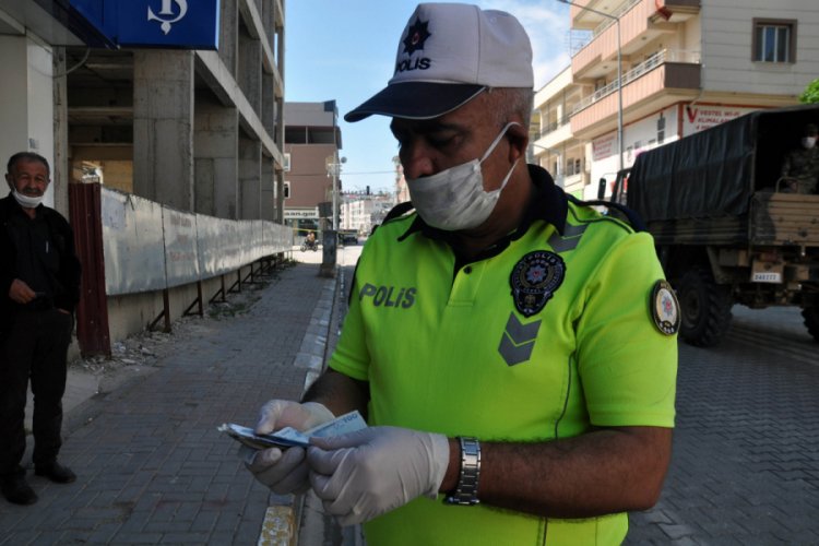 Polis, banka &ouml;n&uuml;nde bulduğu paranın sahibini arıyor