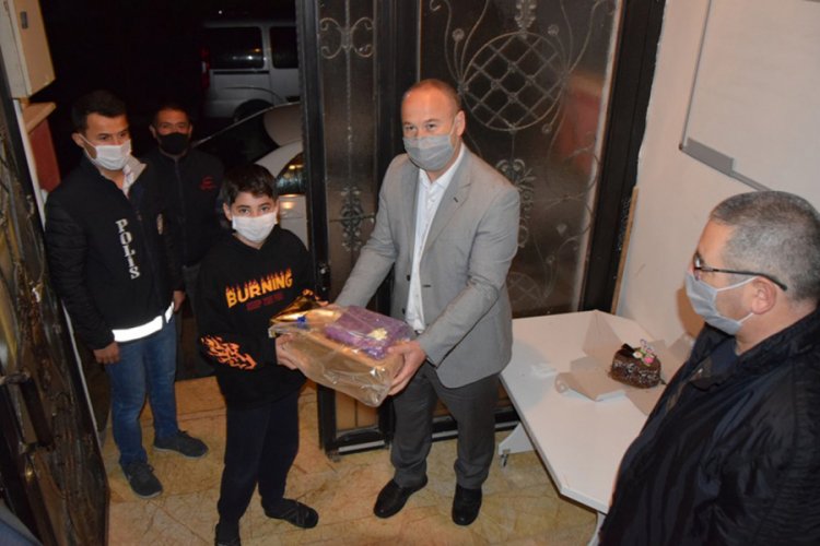 Anne ve babasından ayrı kalan Ahmet Eymen'e doğum g&uuml;n&uuml; s&uuml;rprizi