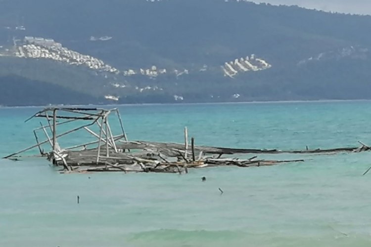 Didim'de denizdeki ka&ccedil;ak yapıların sonuncusu da yıkıldı
