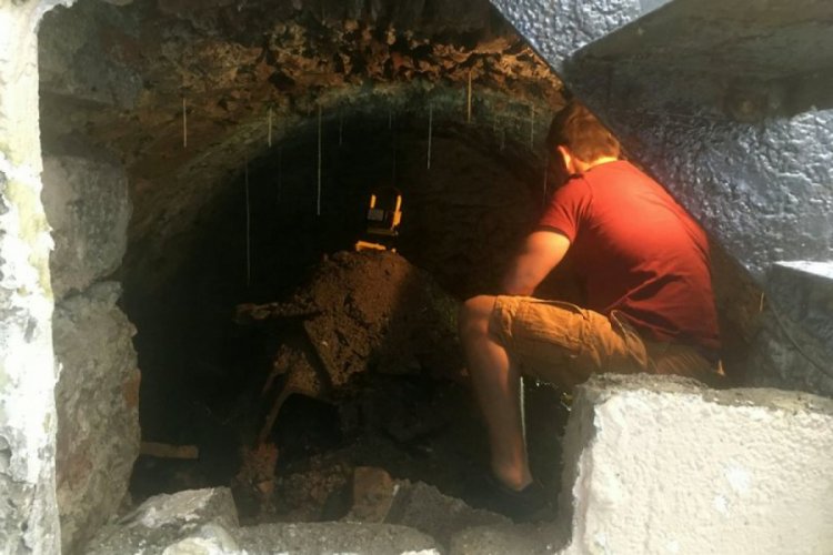 Karantinadan sıkıldığı evinde 120 yıllık t&uuml;nel keşfetti