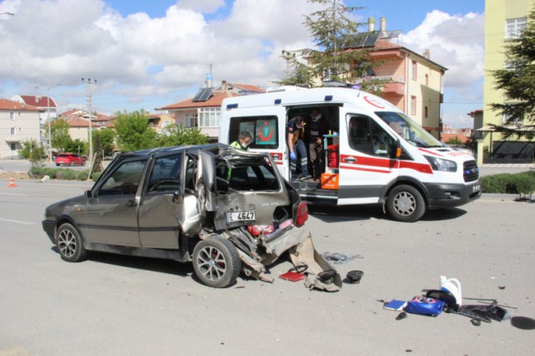 Kamyonet otomobile arkadan &ccedil;arptı: 1 yaralı