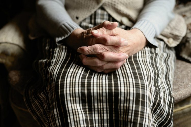 İngiltere'de sadece bakım evlerinde 6 bine yakın kişi &ouml;ld&uuml;