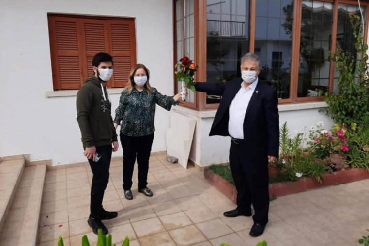 Bakan Pilli, 7 haftadır ayrı kaldığı eşine doğum g&uuml;n&uuml; s&uuml;rprizi yaptı