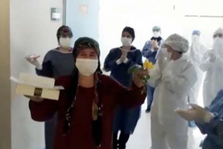 Koronavir&uuml;s&uuml; yendi, baklava ve oyun havasıyla taburcu edildi
