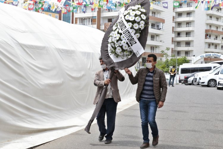 Evlat n&ouml;betindeki baba, HDP binası &ouml;n&uuml;ne siyah &ccedil;elenk bıraktı