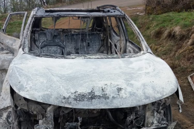 Yanan otomobilde tabancayla vurulmuş cesedi bulundu