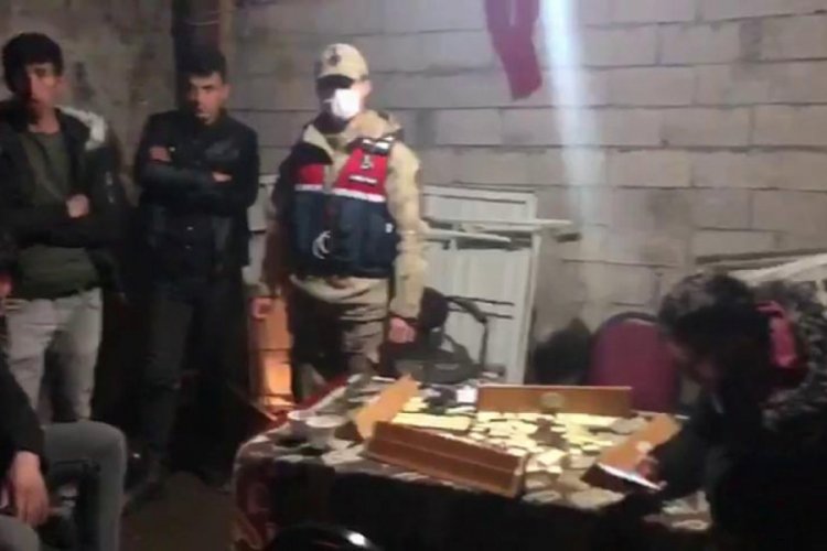 Garajda &ccedil;ay ocağı kurup, okey oynattılar
