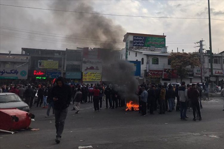 İranlı milletvekili protetoslarda g&ouml;stericilerin &ouml;ld&uuml;r&uuml;lmesiyle ilgili İ&ccedil;işleri Bakanı'nı su&ccedil;ladı