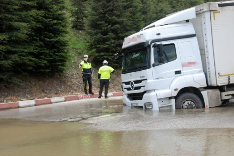 İ&ccedil;me suyu borusu patlayınca yol &ccedil;&ouml;kt&uuml;