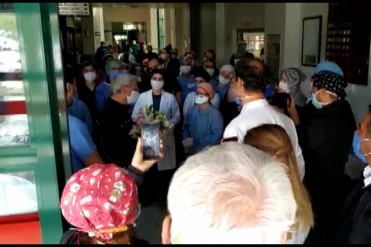Koronavir&uuml;s&uuml; yenen doktor alkışlarla taburcu oldu