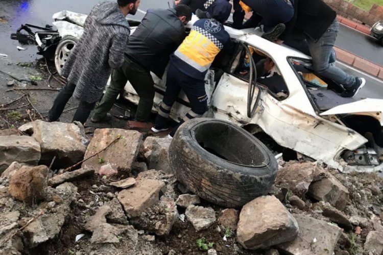 Kayganlaşan yolda otomobil istinat duvarına &ccedil;arptı