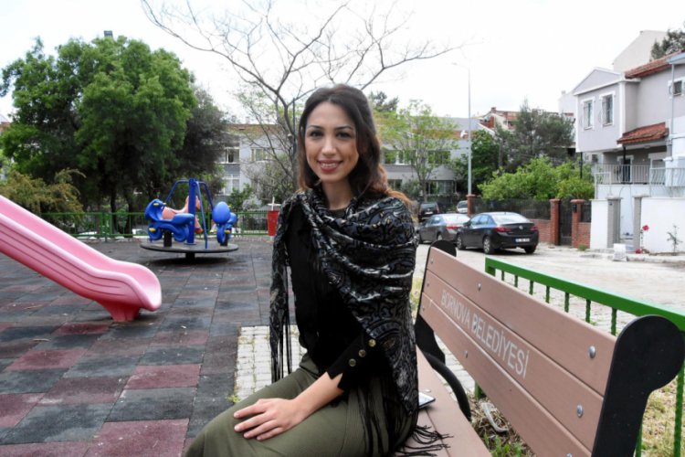 Koronavir&uuml;sl&uuml; hamilelerle ilgilenen doktor: Kızım, sarılamadığım i&ccedil;in ağlıyor