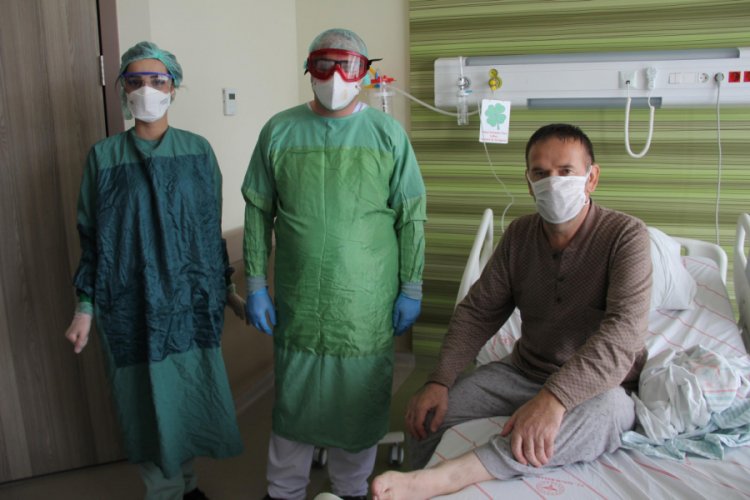 Anne ve oğlunu koronavir&uuml;s ayırdı