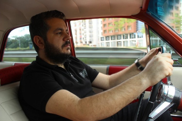 Bursa'da dedesinin otomobilini 45 yıl sonra bulup satın aldı