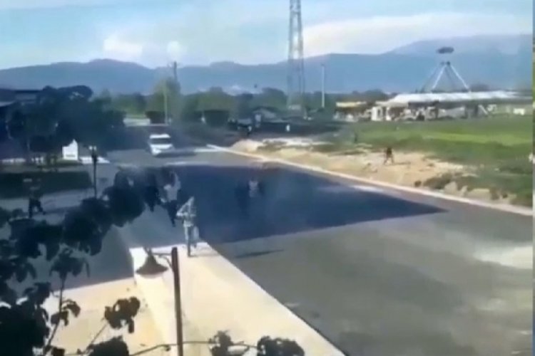 Bursa'da yasağı ihlal eden grubun polisten ka&ccedil;ma anı, kamerada