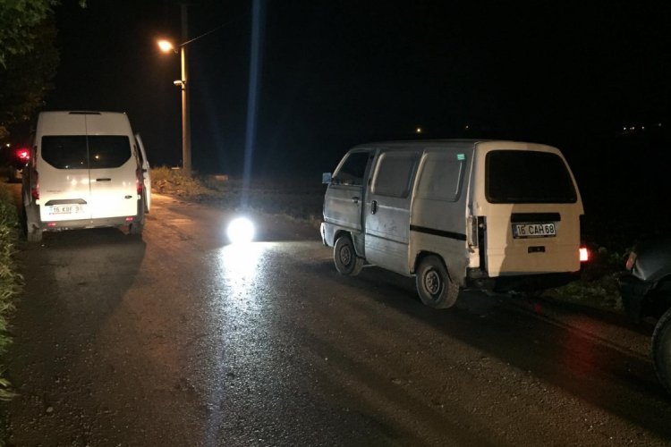 Bursa'da odun hırsızları aracı bırakıp ka&ccedil;tı