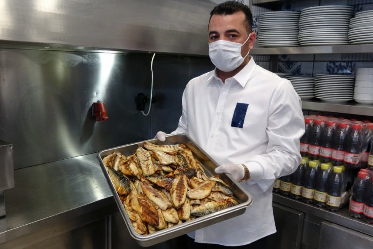 Sağlık &ccedil;alışanlarına iftarlık balık pişirip g&ouml;nderiyor