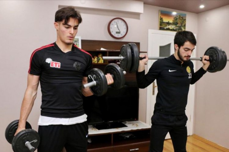 Eskişehirspor'un Altunbaş kardeşleri evlerini spor salonuna &ccedil;evirdi
