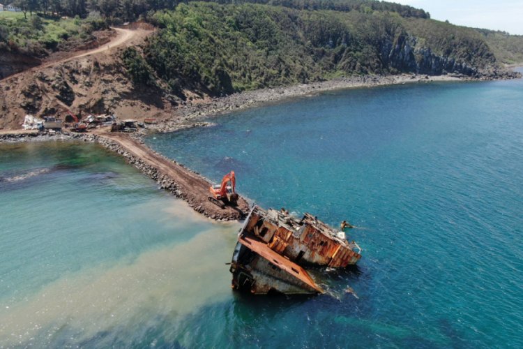Şile'de karaya oturan gemi par&ccedil;alanarak karaya &ccedil;ıkarılıyor