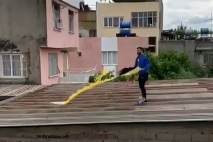 U&ccedil;urtmayı almak i&ccedil;in &ccedil;ıktığı &ccedil;atıdan d&uuml;şt&uuml;