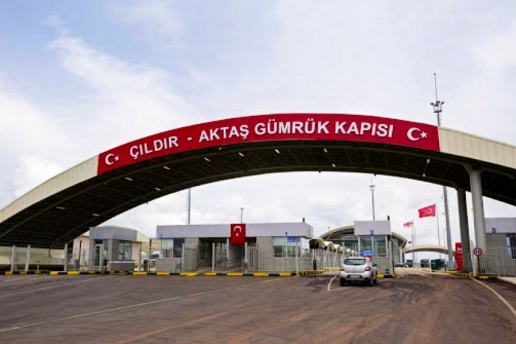 &Ccedil;ıldır-Aktaş G&uuml;mr&uuml;k Kapısı'nda tır yoğunluğu yaşanıyor